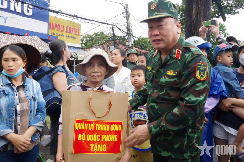 Kịp thời cứu trợ nhân dân sau lũ